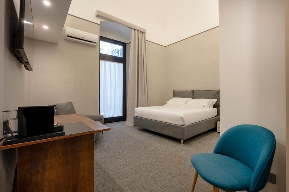 Bed, TV and multimedia, Photo of the whole room, Seating area, Bedroom, air conditioner