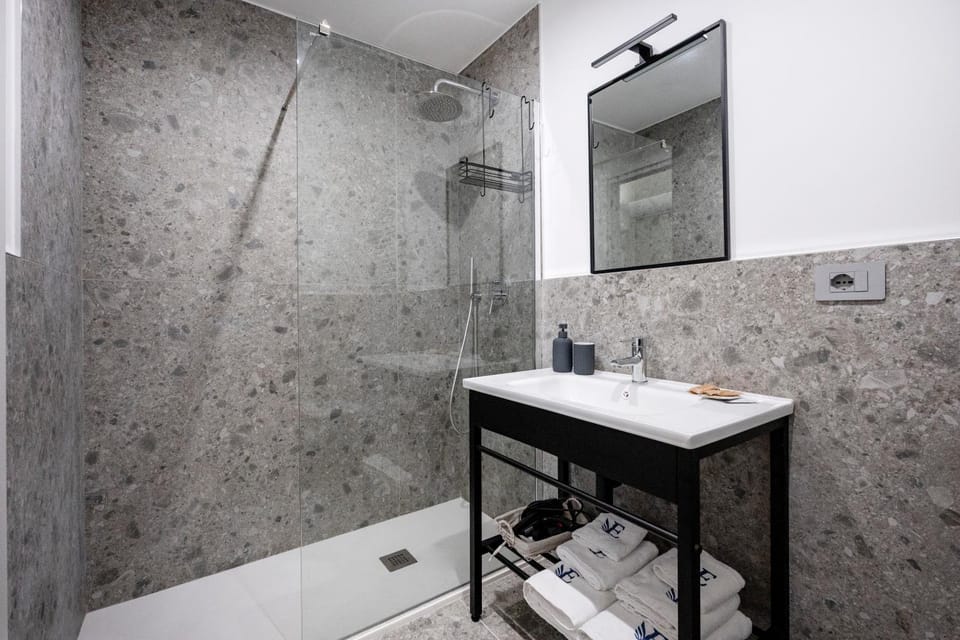 Shower, Bathroom, towels