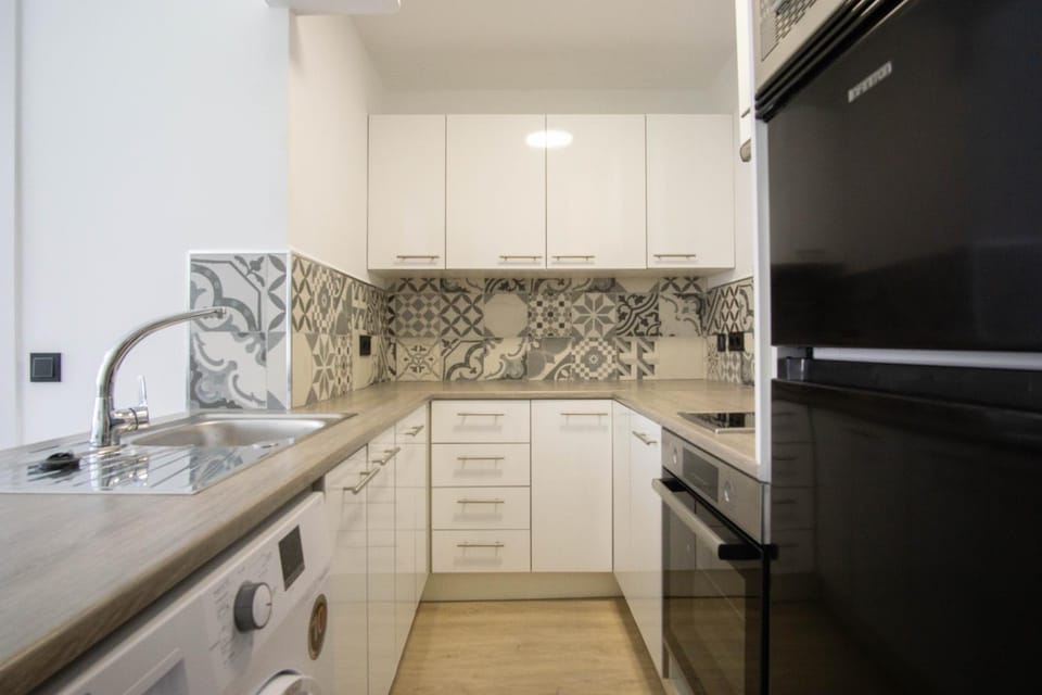 Kitchen or kitchenette, dishwasher, stove
