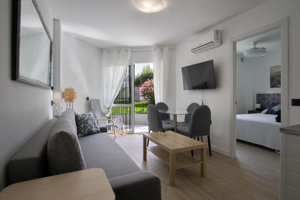 TV and multimedia, Living room, Photo of the whole room, Seating area, Dining area, air conditioner