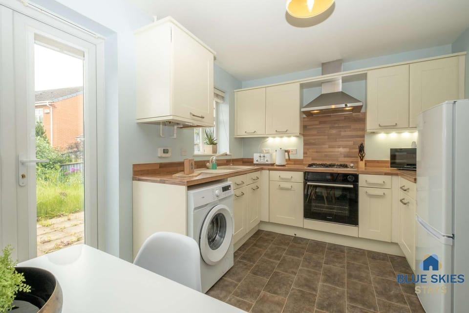 Merton House By Blue Skies Stays House in Middlesbrough