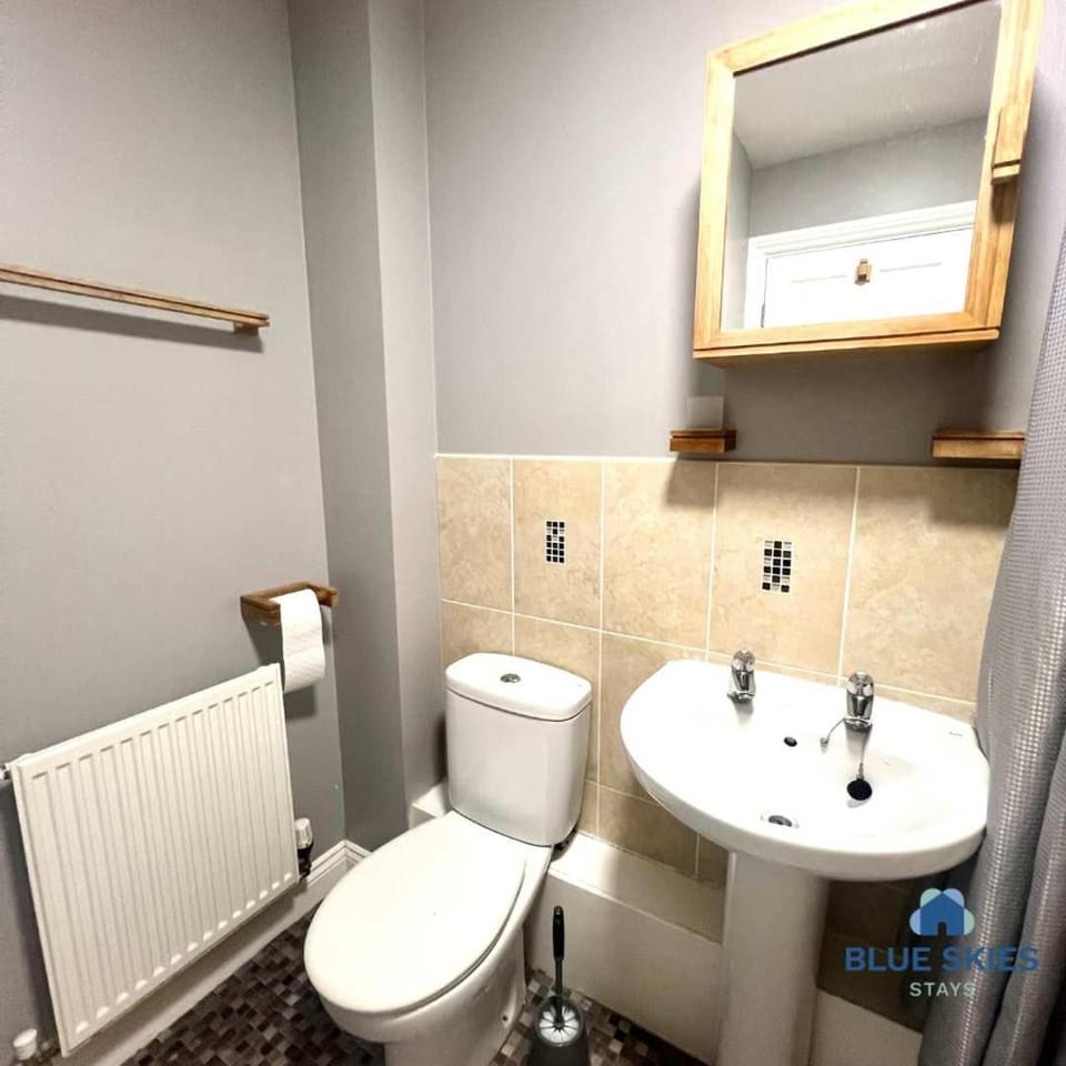 Merton House By Blue Skies Stays House in Middlesbrough