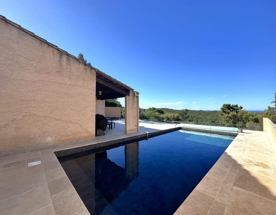 Villa BOUGINVILLEES climatisée pour 12 personnes avec piscine chauffée et vue mer à La Londe-Les-Maures Villa in La Londe-les-Maures