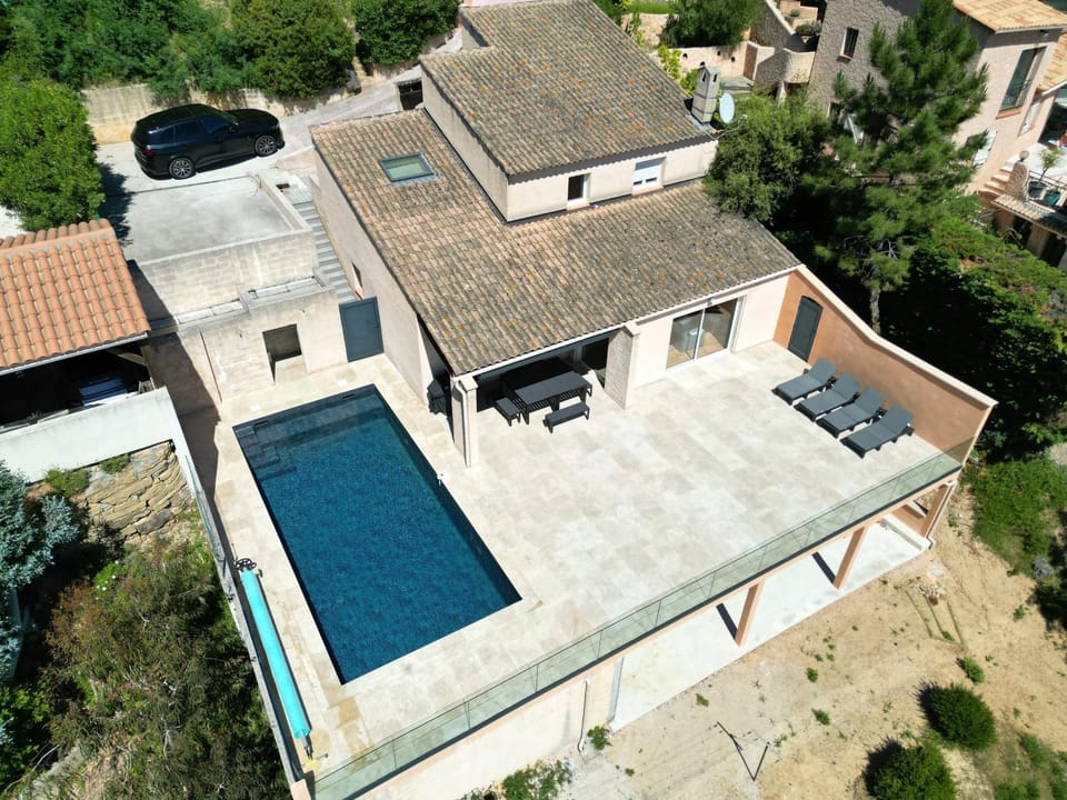 Villa BOUGINVILLEES climatisée pour 12 personnes avec piscine chauffée et vue mer à La Londe-Les-Maures Villa in La Londe-les-Maures