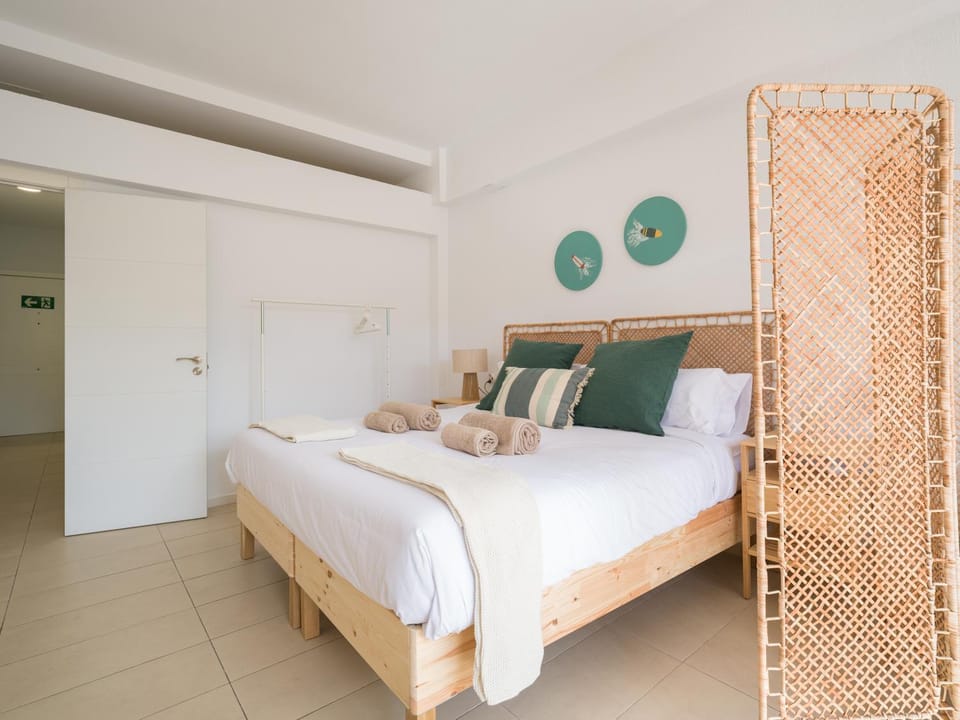 Bed, Bedroom, towels