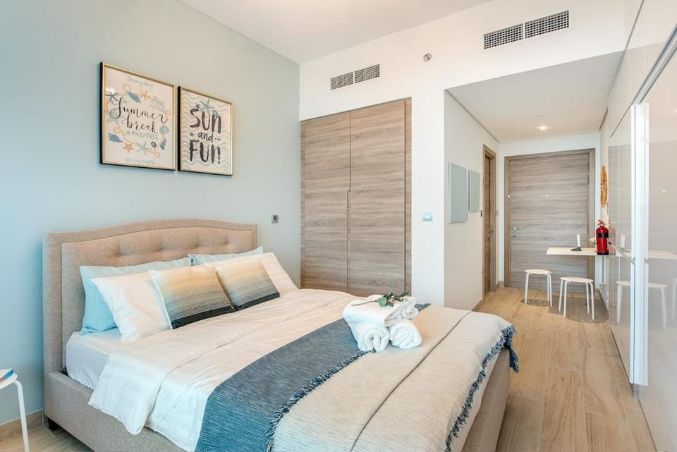 Free housekeeping visits during your stay - StayShort - Elegant & Bright Studio Retreat in Dubai Marina that Sleeps 3 Apartment in Dubai