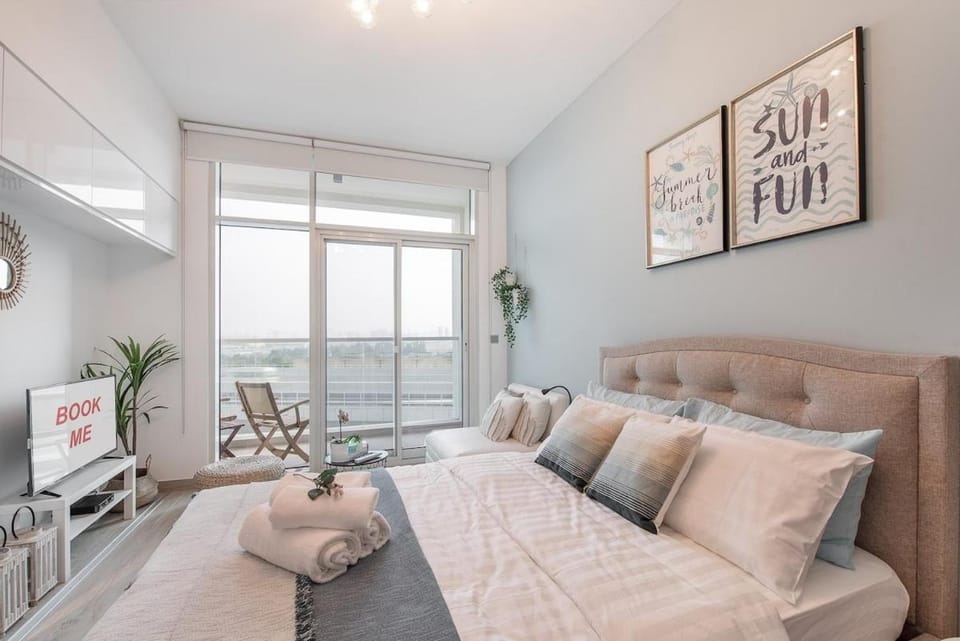 Free housekeeping visits during your stay - StayShort - Elegant & Bright Studio Retreat in Dubai Marina that Sleeps 3 Apartment in Dubai