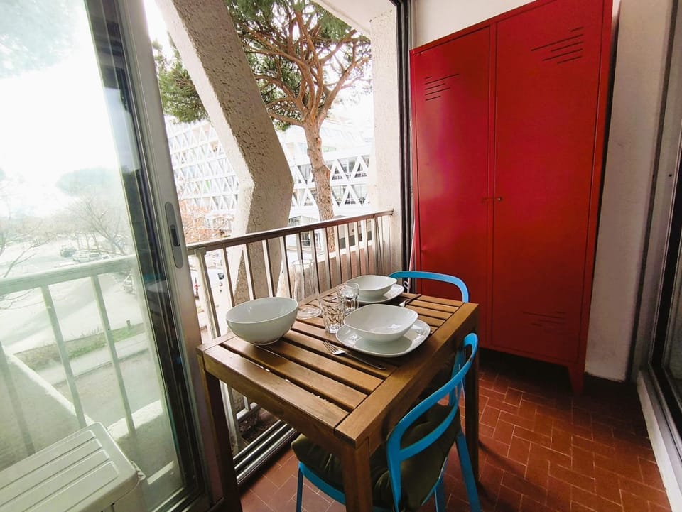 Patio, Day, Balcony/Terrace, Dining area