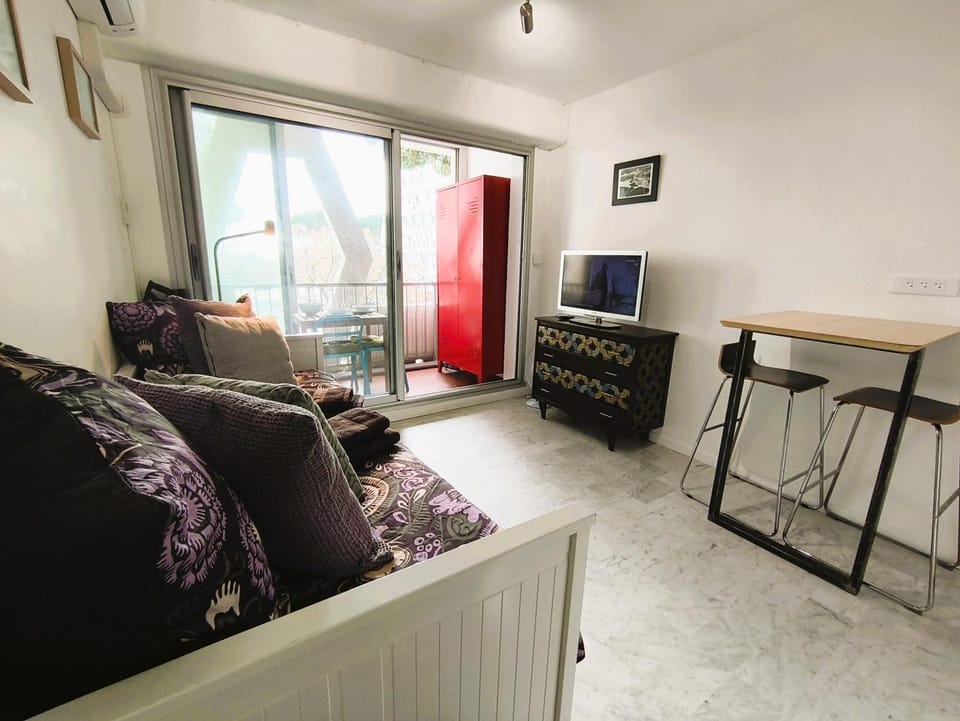 Bed, TV and multimedia, Living room, Photo of the whole room, Seating area, Dining area, Bedroom