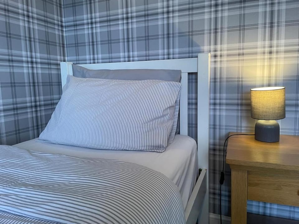 Entire 3 bedroom house in suburban area House in Edinburgh