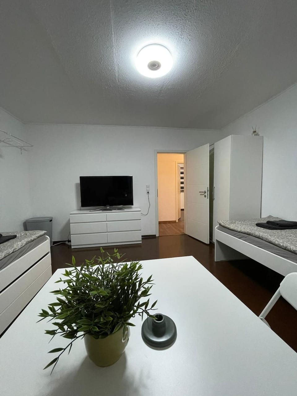 Communal lounge/ TV room, Bed, TV and multimedia, Photo of the whole room, Evening entertainment, Bedroom