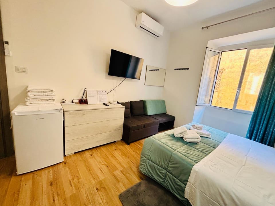 Bed, TV and multimedia, Living room, Photo of the whole room, Seating area, Evening entertainment, Bedroom, towels, air conditioner