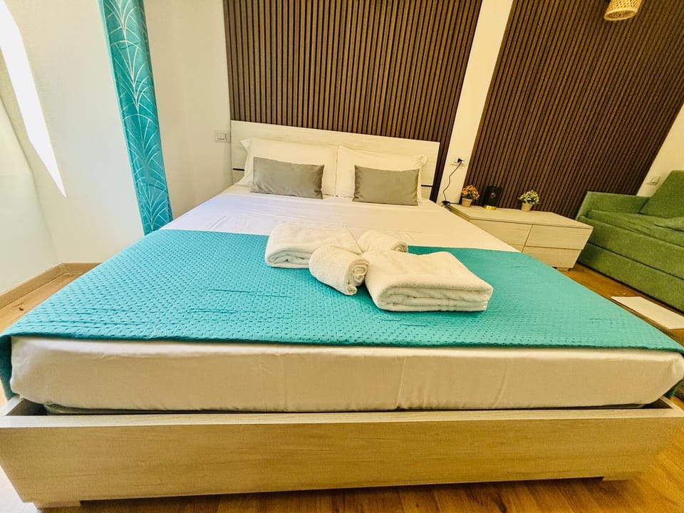 Bed, Bedroom, towels