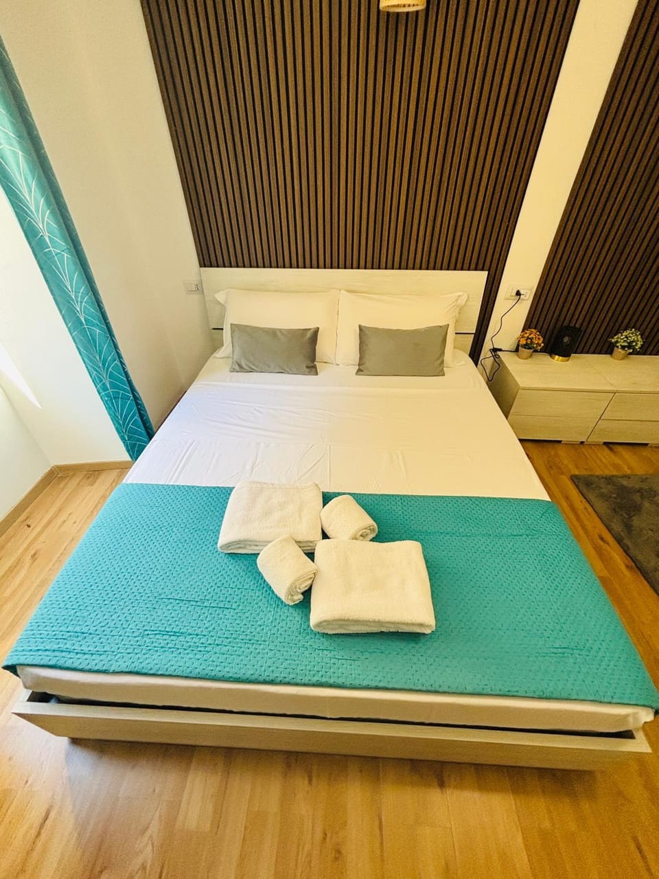 Bed, Bedroom, towels