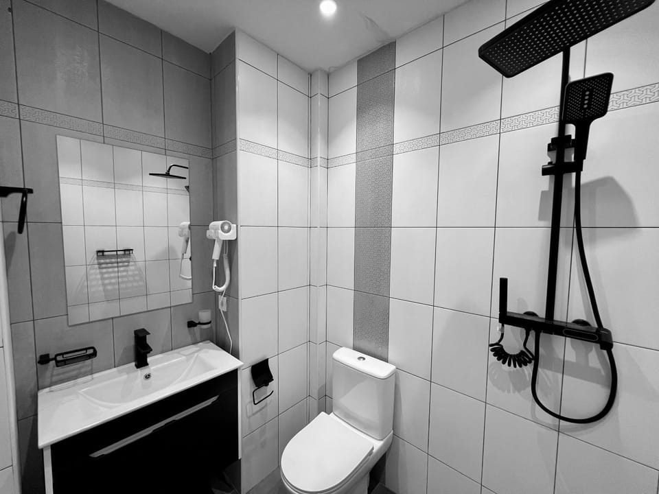 Shower, Toilet