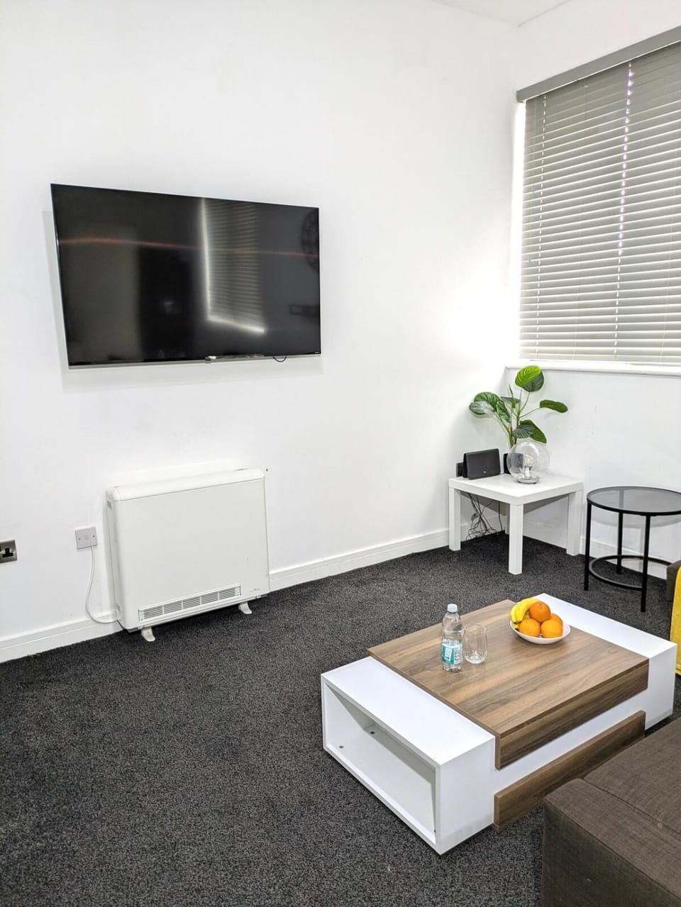 Spacious and Modern 2BR Apartment - Free Parking Apartment in Salford