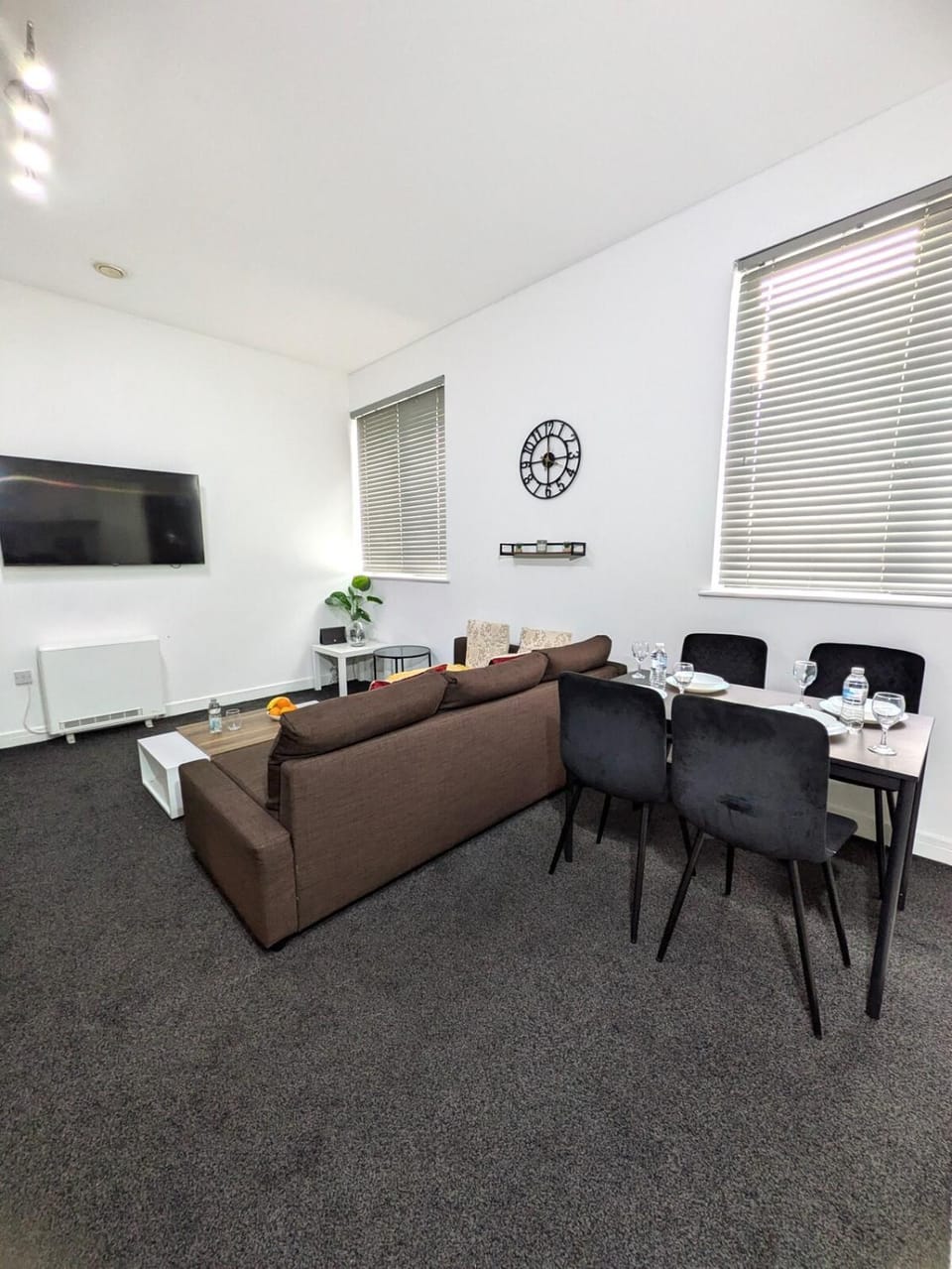 Spacious and Modern 2BR Apartment - Free Parking Apartment in Salford