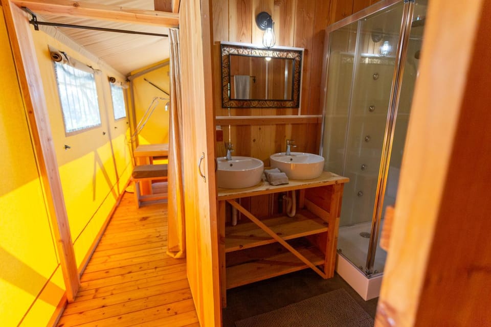 Glamping Quinta do Cascalhal Luxury tent in Porto District