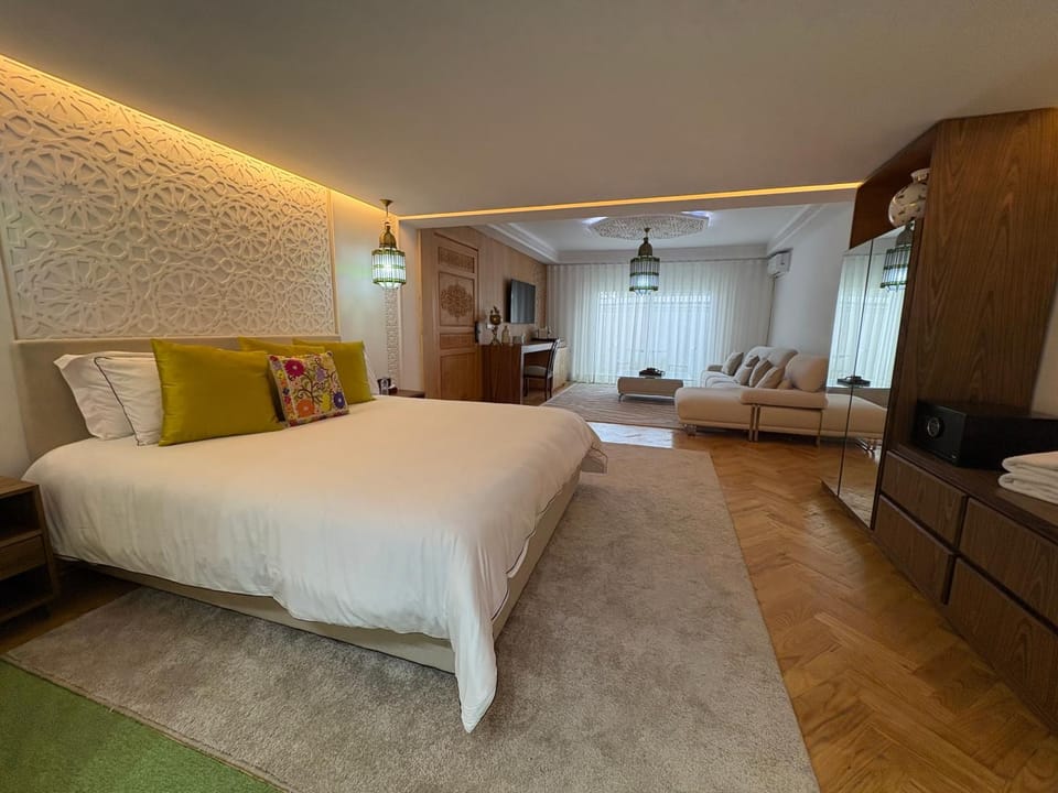 Bed, TV and multimedia, Living room, Photo of the whole room, Seating area, Bedroom, wardrobe