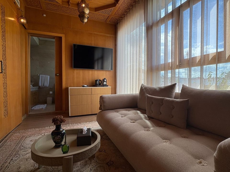 Communal lounge/ TV room, TV and multimedia, Seating area