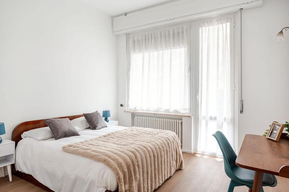 Bed, Photo of the whole room, Seating area, Bedroom, internet
