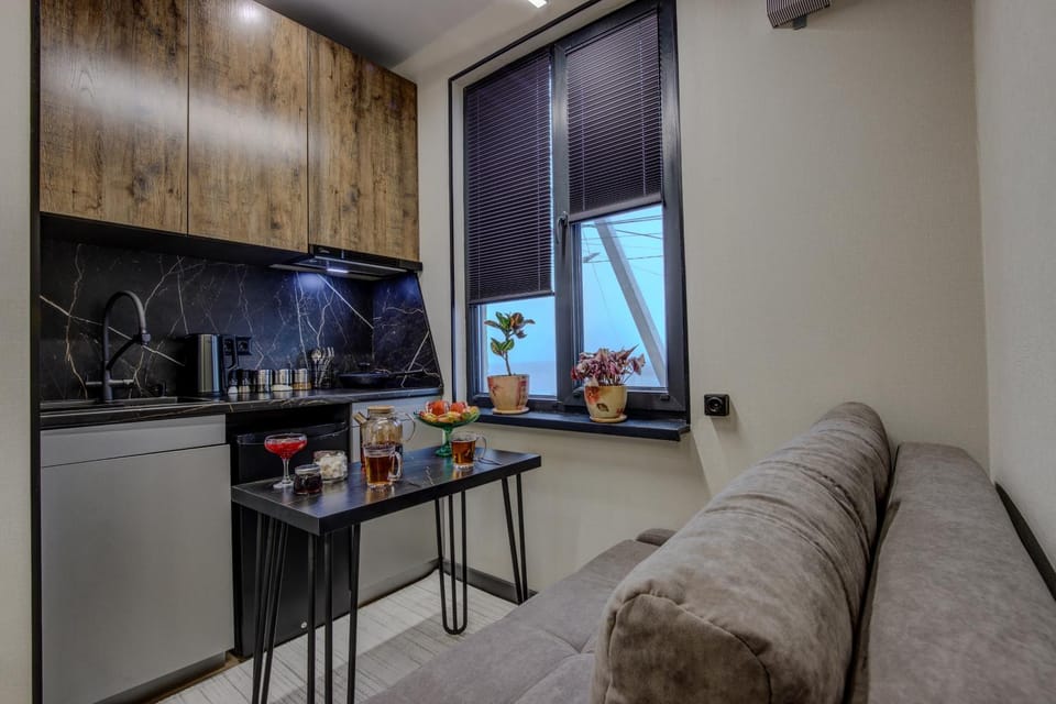 Coffee/tea facilities, Kitchen or kitchenette, Living room, Food and drinks, Dining area, Food, oven