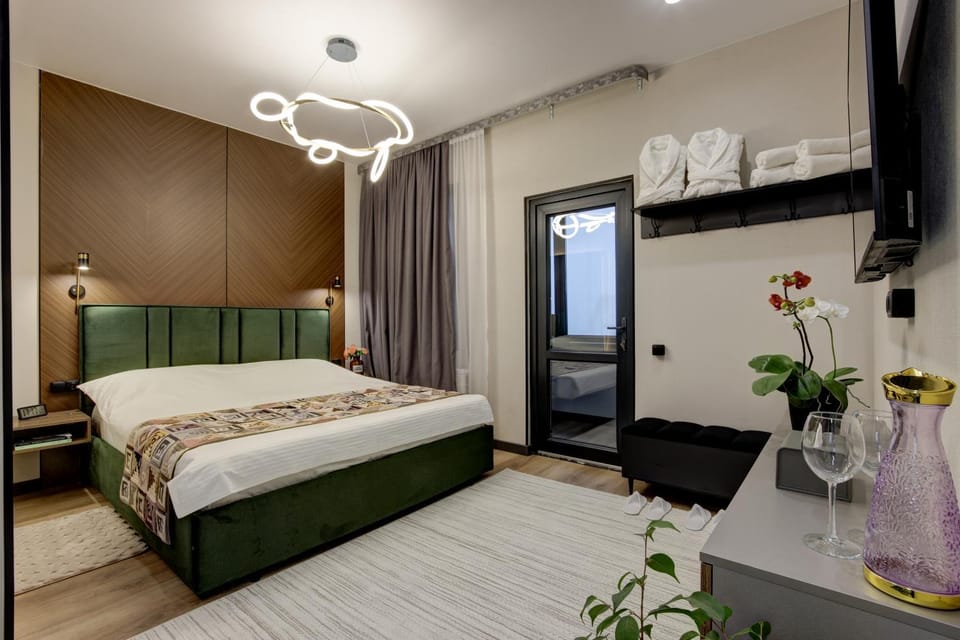 Bed, TV and multimedia, Photo of the whole room, Bedroom