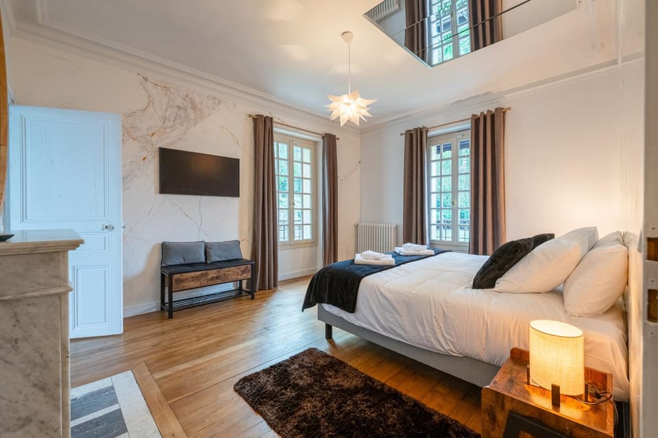 Bed, TV and multimedia, Bedroom, towels
