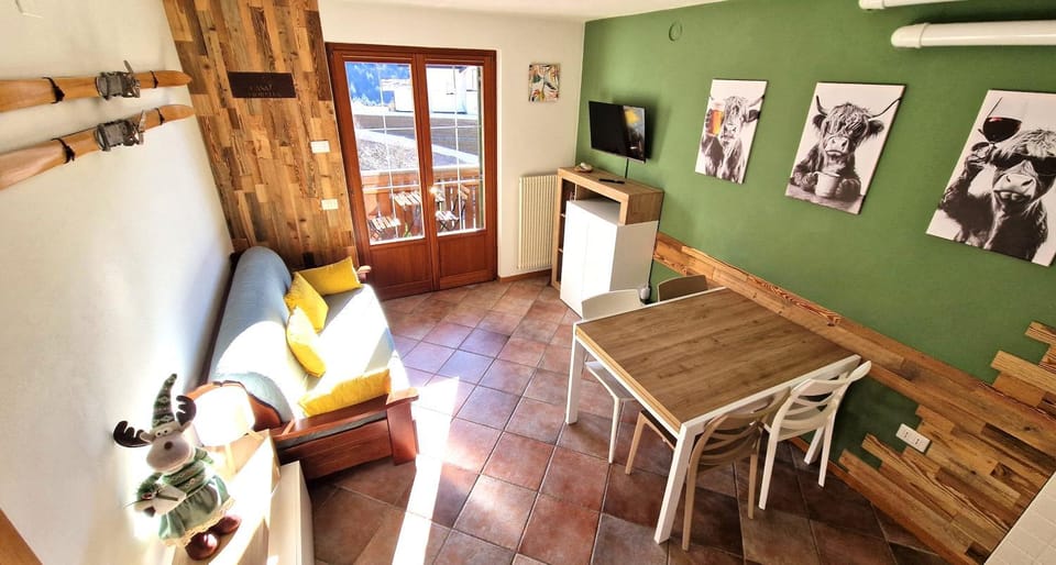 Living room, Dining area