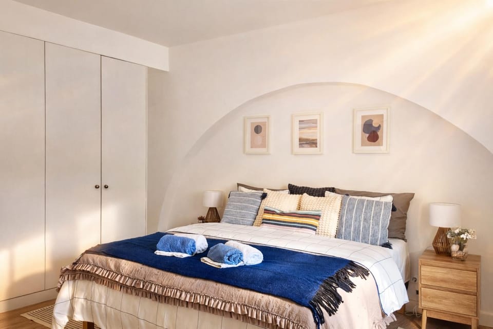 Bed, Bedroom, towels