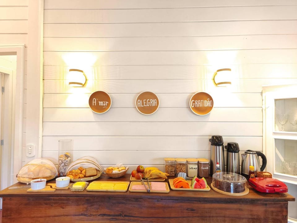 Coffee/tea facilities, Food and drinks, Food