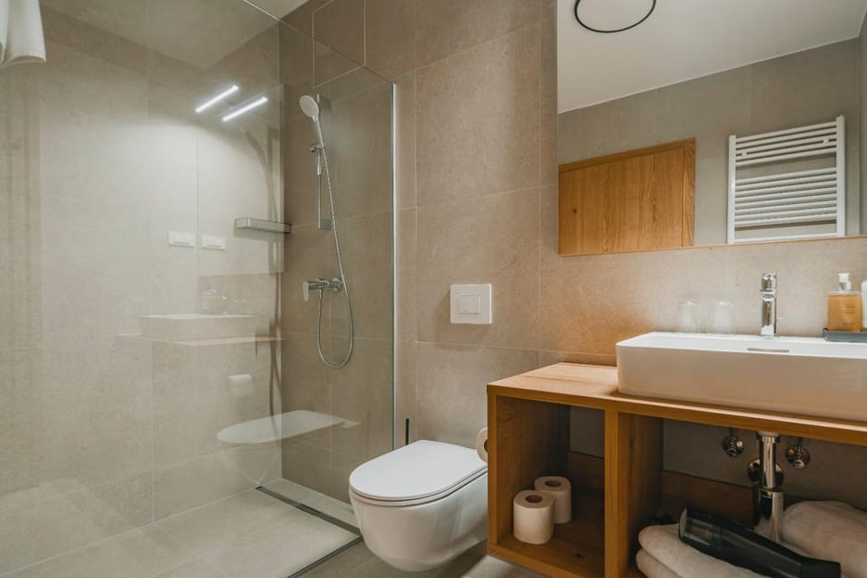 Shower, Toilet, Bathroom, towels