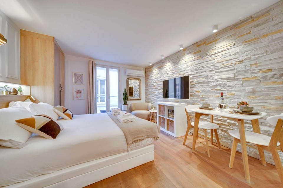 Bed, TV and multimedia, Photo of the whole room