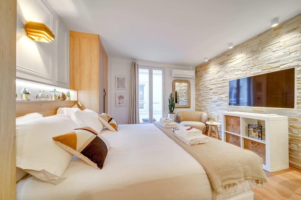 Bed, Photo of the whole room