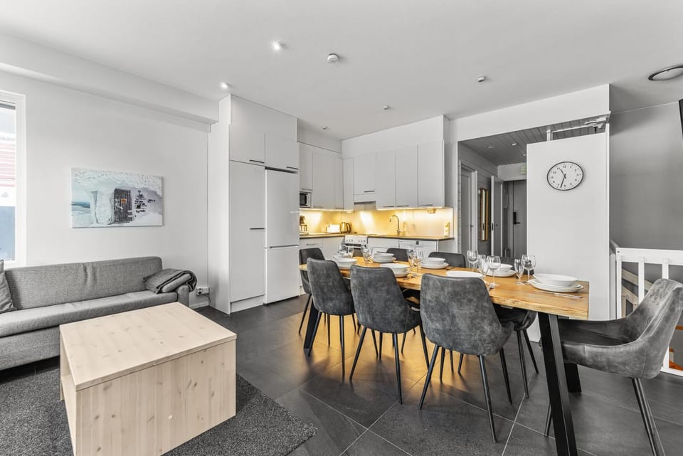 Seating area, kitchen