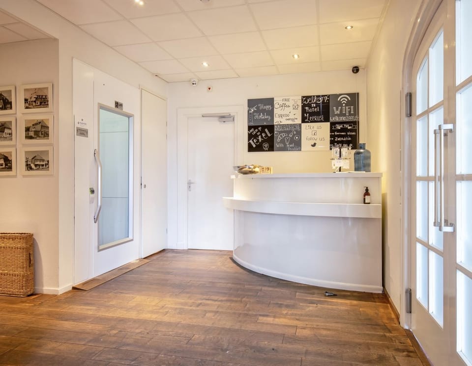 Lobby or reception, elevator