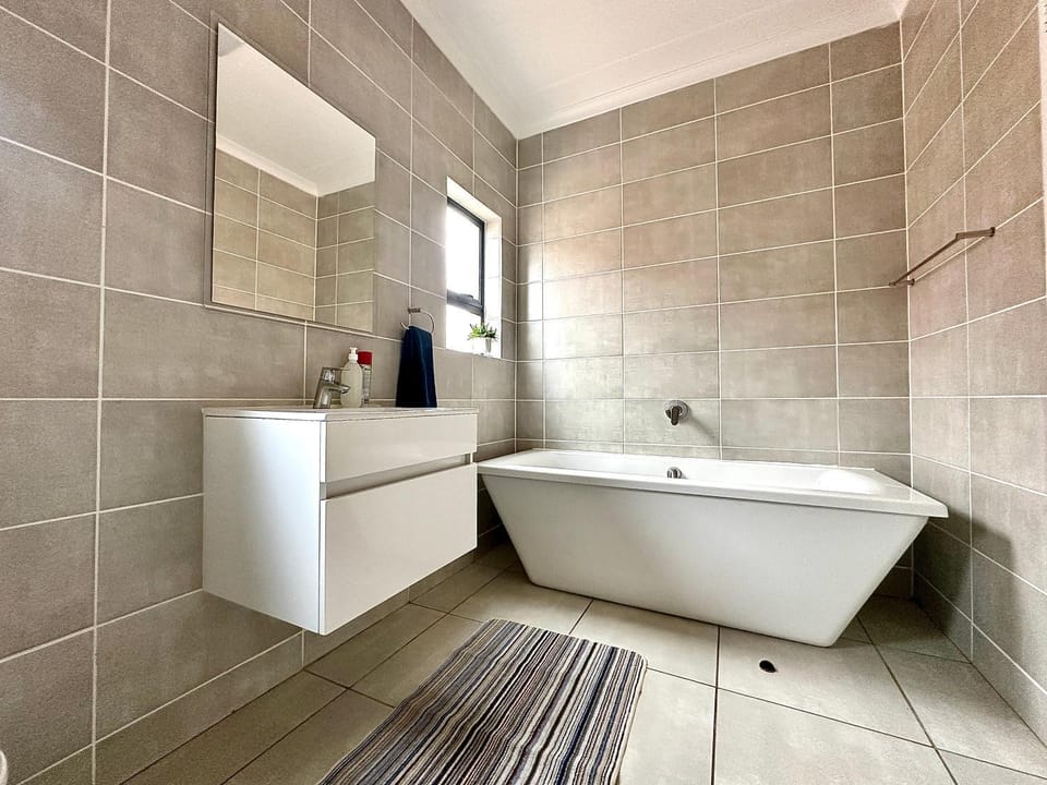 The Blyde - 3 Bedroom Lagoon Facing Luxury Apartment Apartment in Pretoria