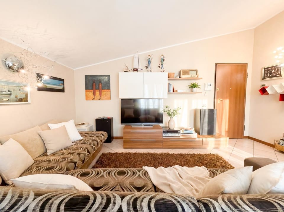 TV and multimedia, Living room, Seating area