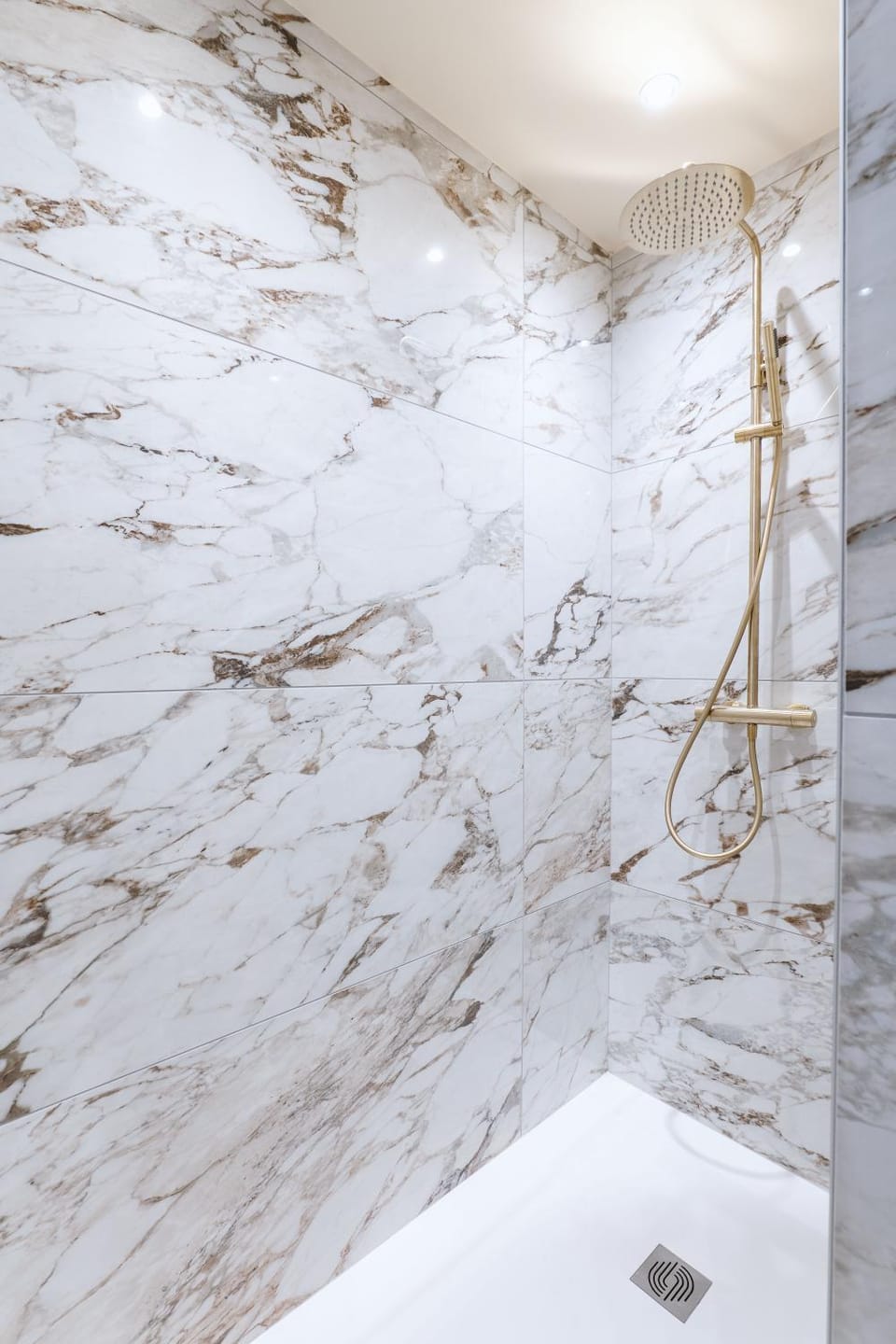 Suite Cognac - International Palace - Jacuzzi Apartment in Auvergne-Rhône-Alpes