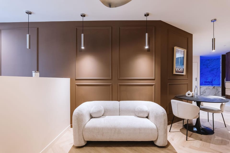 Suite Cognac - International Palace - Jacuzzi Apartment in Auvergne-Rhône-Alpes