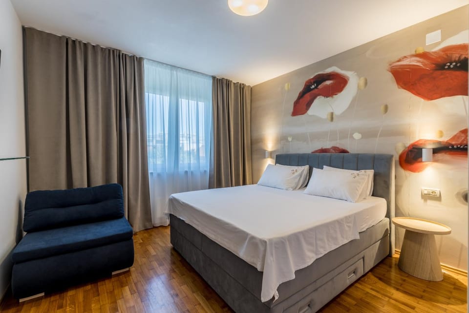 Bed, Seating area, Bedroom