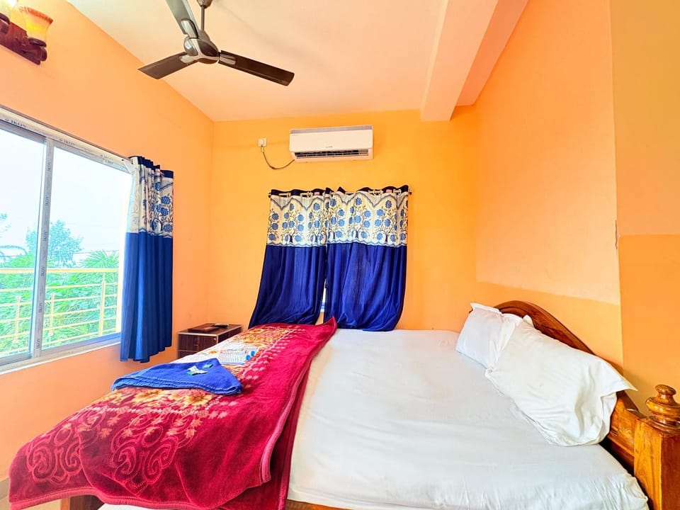 Bed, Photo of the whole room, Bedroom, fireplace, air conditioner