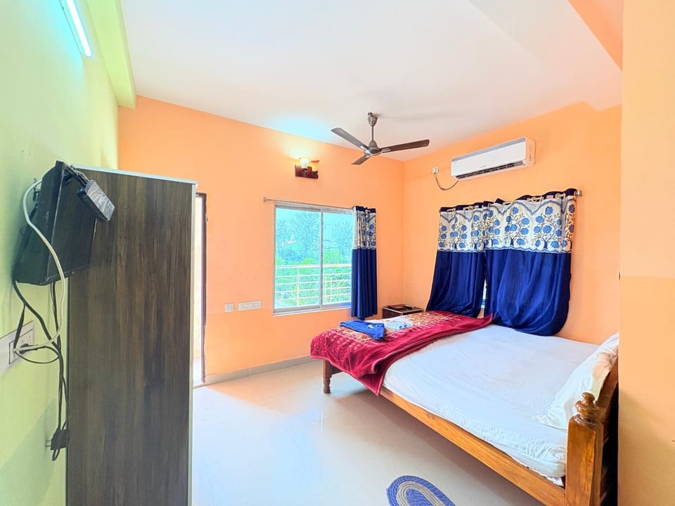Bed, TV and multimedia, Photo of the whole room, Bedroom, fireplace, air conditioner