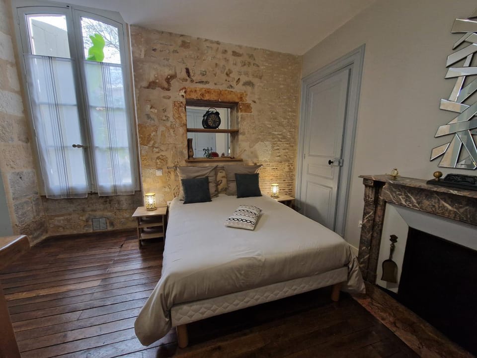Bed, Photo of the whole room, Bedroom, fireplace