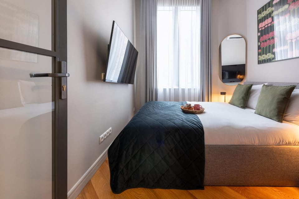 Bed, TV and multimedia, Bedroom