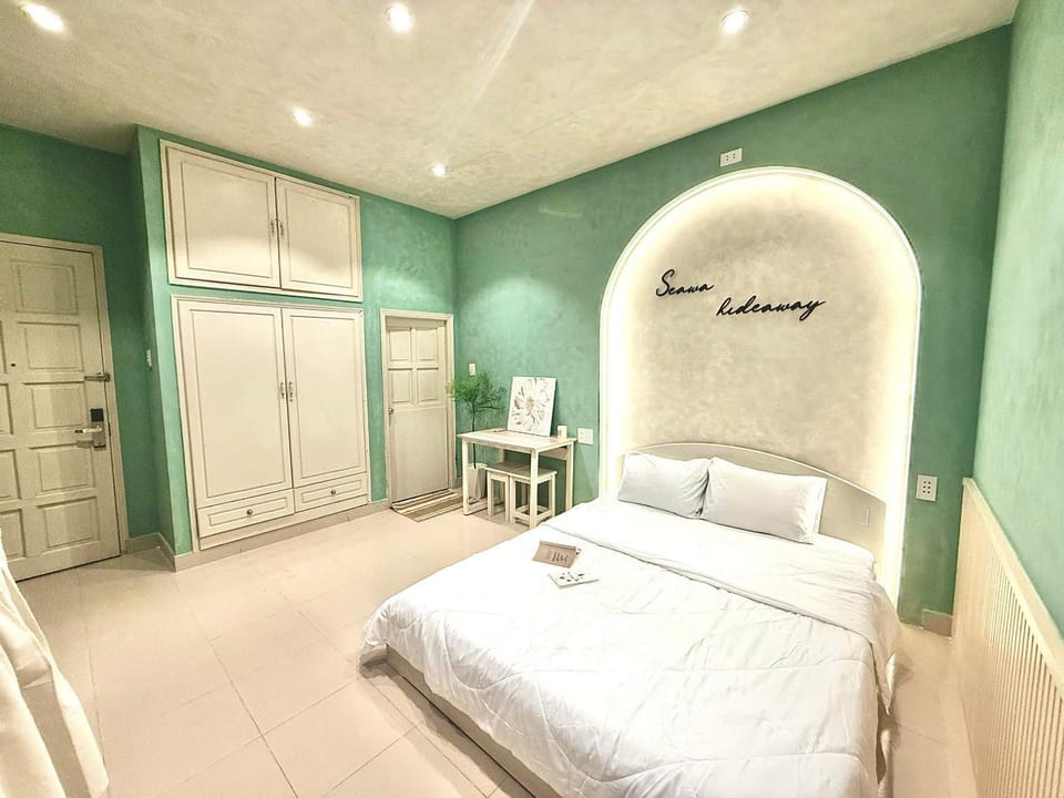 Bed, Photo of the whole room, Bedroom, towels, wardrobe
