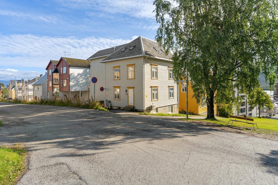 Property building, Spring, Day, Neighbourhood, Street view, Location