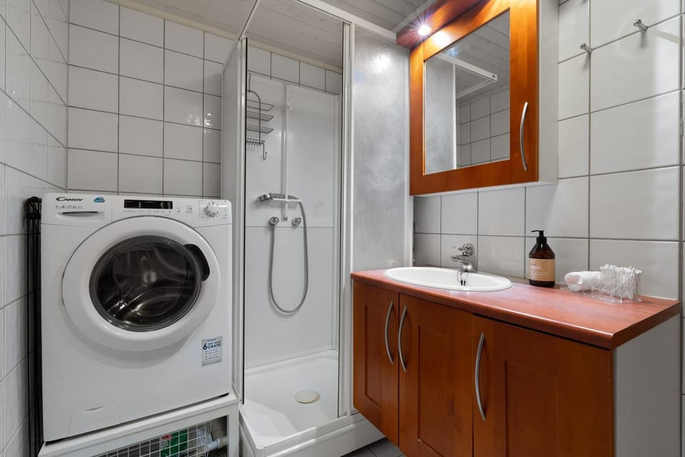 Shower, Bathroom, washing machine, dryer