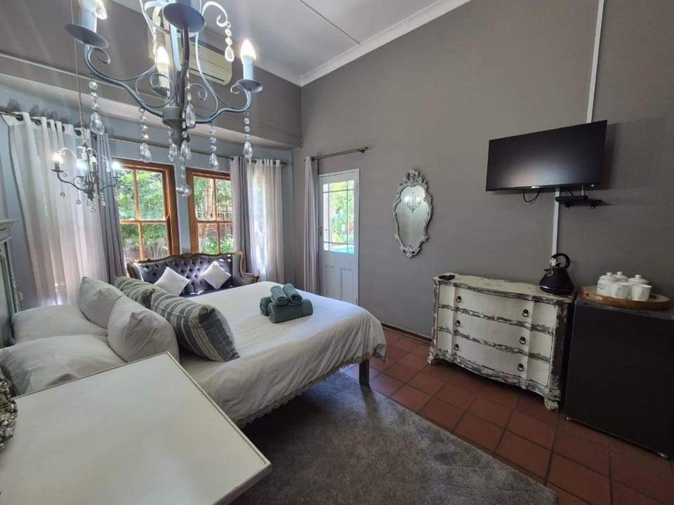 TV and multimedia, Seating area, Bedroom