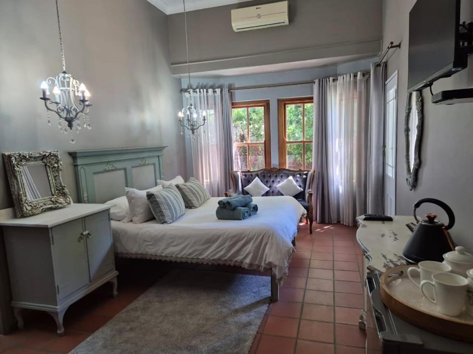 Bed, TV and multimedia, Seating area, Bedroom, air conditioner